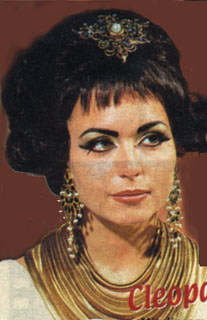 Nadine als Liz Taylor